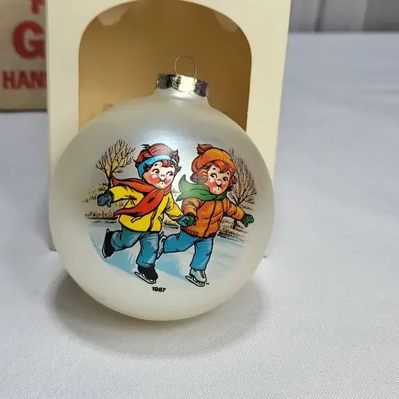 Campbell Kids Season’s Greetings 1987 Collectors Edition Frosted Glass Ornament - Picture 2 of 8
